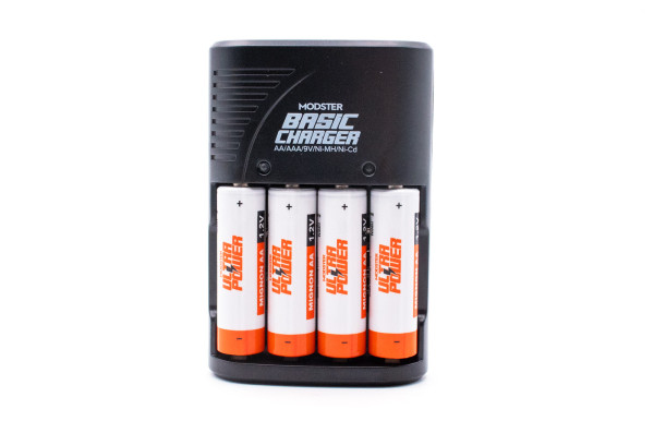 Modster Basic Charger AA-AAA inkl. 4 Stück wiederaufladbare Batterie